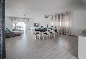 Dining - Casa Rural "Villa MyJ" with Pool, Garden, Terrace & Wi-Fi (La Puebla de Cazalla)