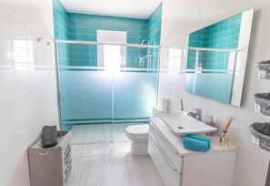 Shower, towels - Casa Rural "Villa MyJ" with Pool, Garden, Terrace & Wi-Fi (La Puebla de Cazalla)