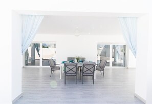 Interior - Casa Rural "Villa MyJ" with Pool, Garden, Terrace & Wi-Fi (La Puebla de Cazalla)