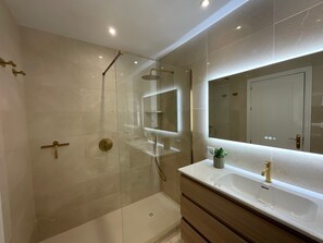 Badekar, hårtørrer, håndklæder