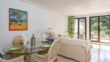 TV, DVD-spiller og stereoanlegg