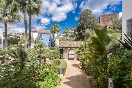 Unterkunftsgelände. Apartment „Schönes Penthouse mit Solarium“, Bergblick, Pool, Garten & WLAN