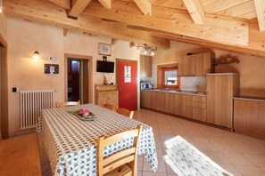 Fridge, microwave, stovetop, dishwasher - Apartment Baita Bruno Fior di Loto with Mountain View, Garden and Wi-Fi (Livigno)