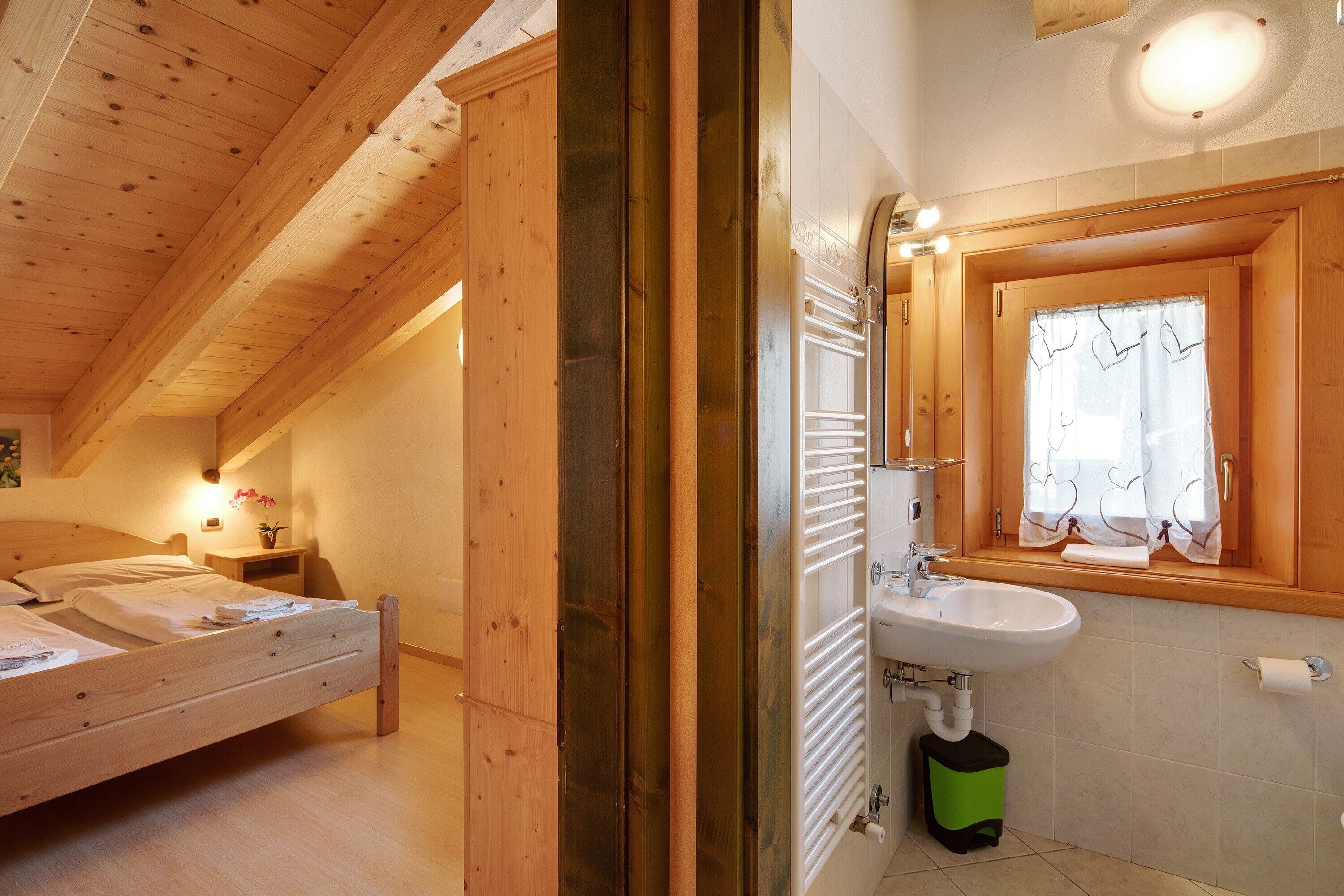 2 bedrooms, WiFi (free), bed sheets