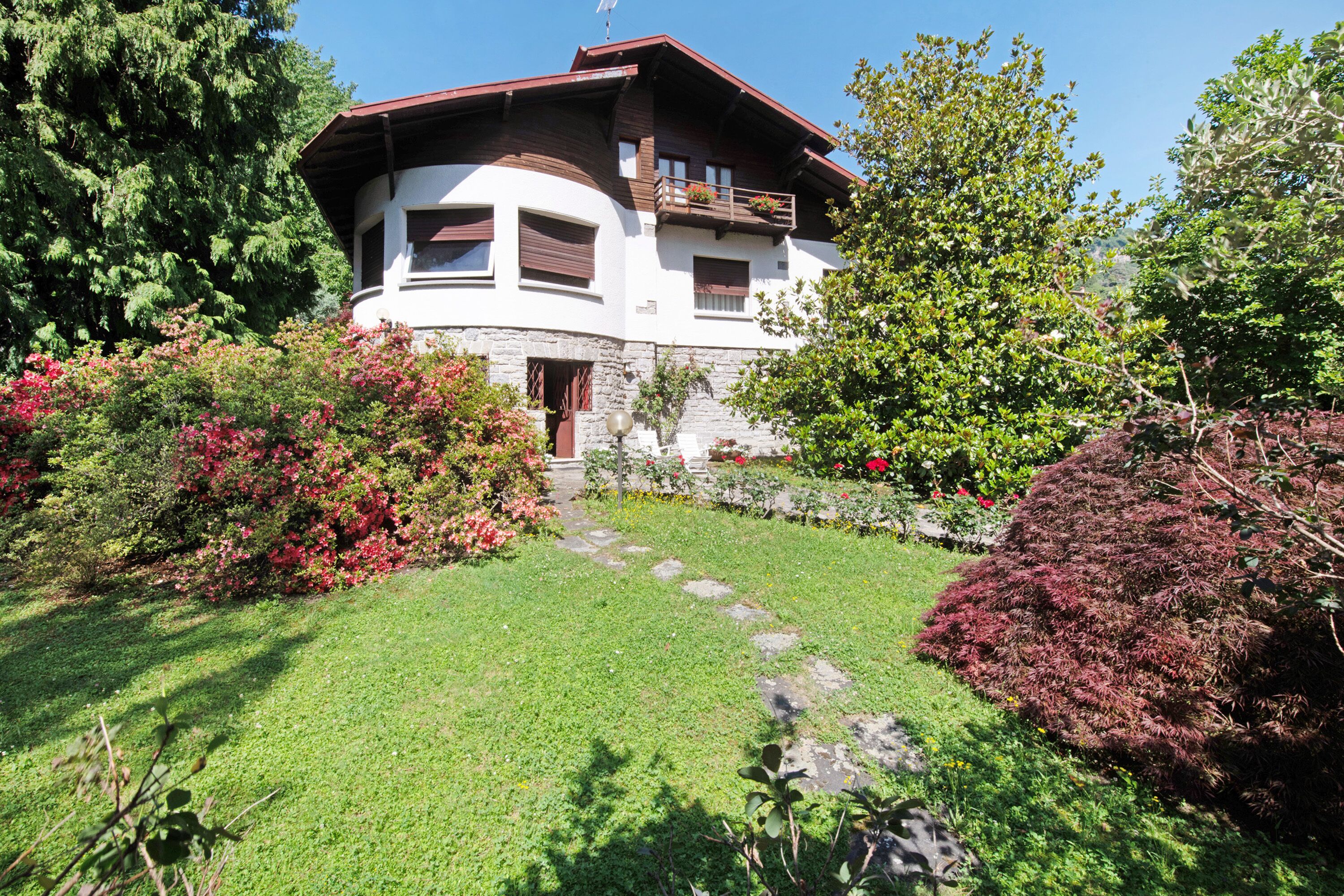 Villa Magnolia by Lake Como with Garden & Wi-Fi