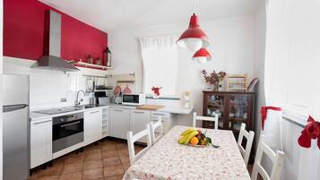 Frigorifero, forno, piano cottura, lavastoviglie