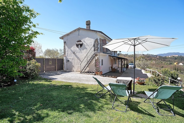 Un bâtiment doté d’un balcon, d’une terrasse couverte et offrant une vue sur la campagne.