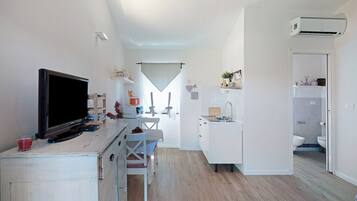 Frigorifero, microonde, piano cottura, macchina per tè/caffè