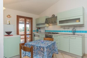 Kühlschrank, Mikrowelle, Herdplatte, Wasserkocher