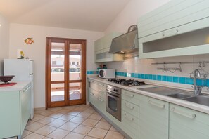 Fridge, microwave, stovetop, electric kettle - Holiday Home 'Trilocale con Ampia Veranda Mare' with A/C & Terrace (san teodoro)