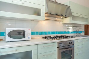 Fridge, microwave, stovetop, electric kettle - Holiday Home 'Trilocale con Ampia Veranda Mare' with A/C & Terrace (san teodoro)