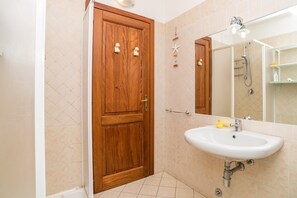 Shower, towels - Holiday Home 'Trilocale con Ampia Veranda Mare' with A/C & Terrace (san teodoro)