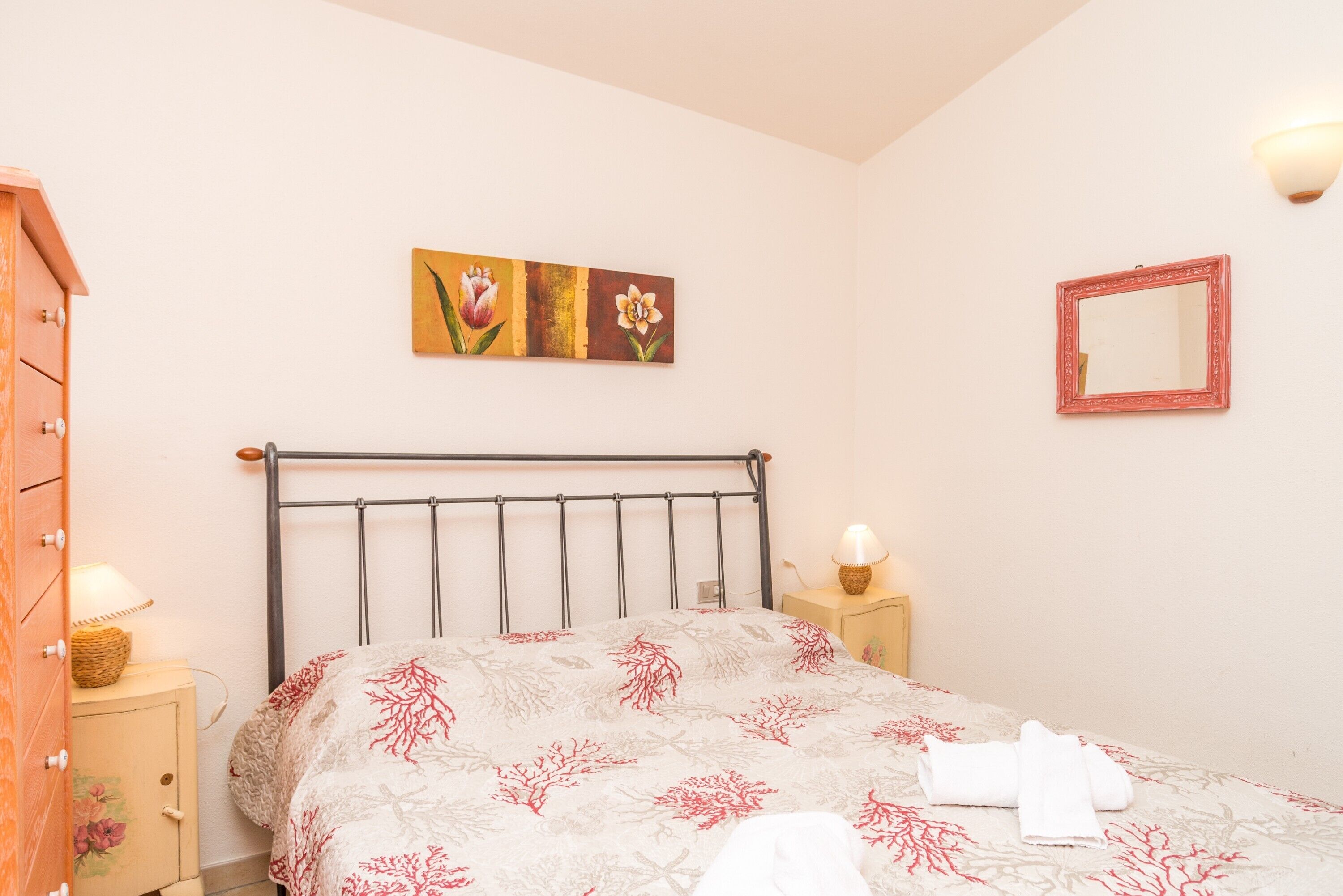2 habitaciones, tabla de planchar con plancha y ropa de cama 