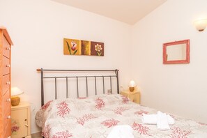 2 chambres, fer et planche à repasser, literie fournie