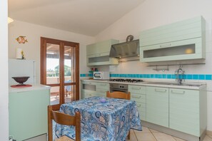 Réfrigérateur, four à micro-ondes, surface de cuisson
