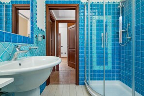 Een douche, een haardroger, handdoeken