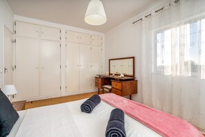 3 slaapkamers, een strijkplank/strijkijzer, gratis wifi, beddengoed