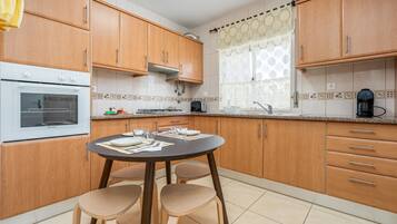 Een koelkast, een microgolfoven, een oven, een kookplaat