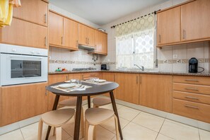 Køleskab, mikrobølgeovn, ovn, kogeplade