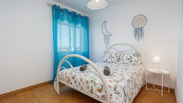 3 slaapkamers, een strijkplank/strijkijzer, gratis wifi, beddengoed