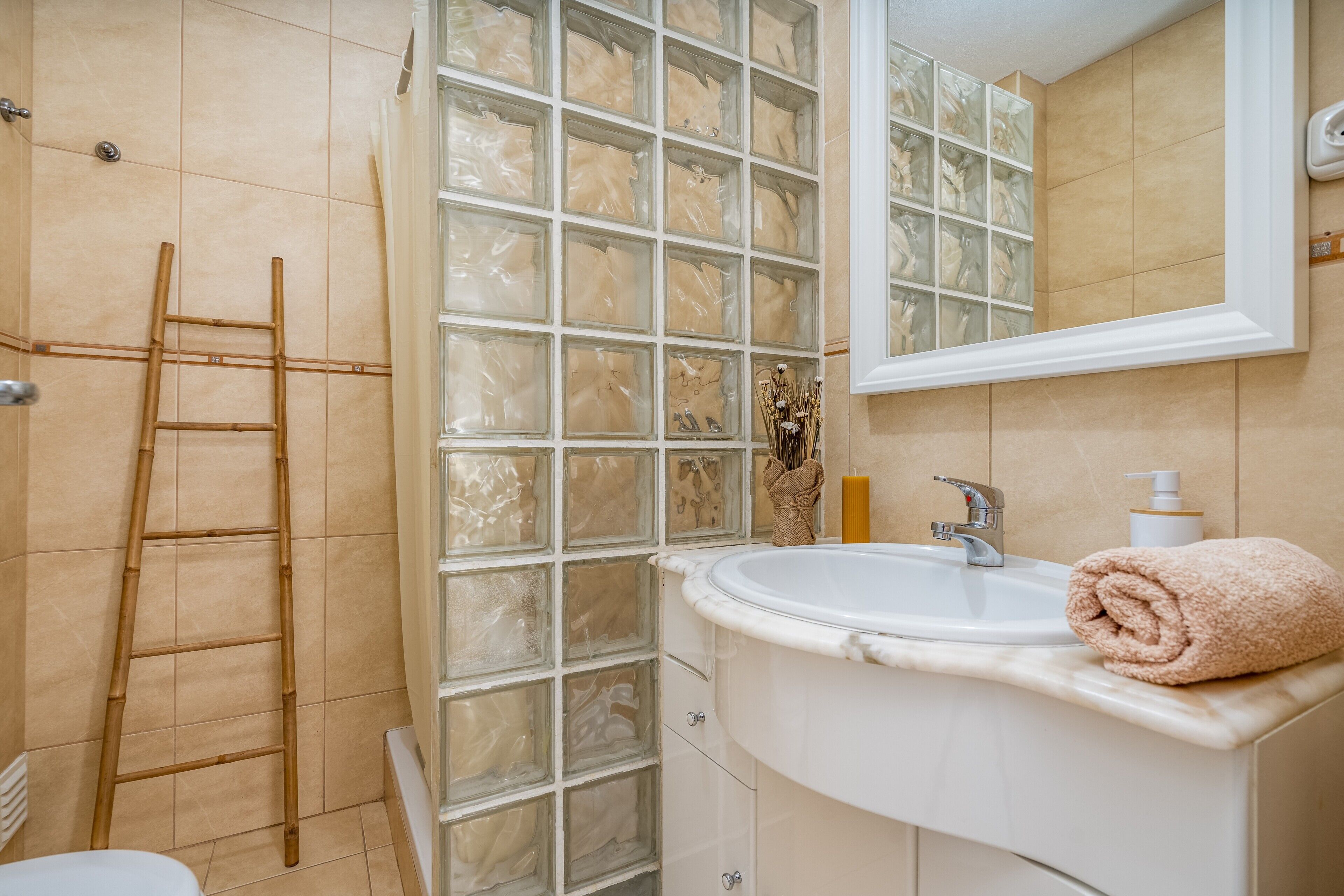 Badewanne, Haartrockner, Handtücher