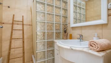 Badewanne, Haartrockner, Handtücher