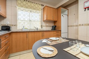 Een koelkast, een magnetron, een oven, een kookplaat