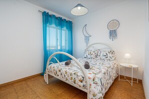 3 slaapkamers, een strijkplank/strijkijzer, gratis wifi, beddengoed