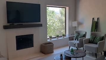 Een televisie, een open haard, een dvd-speler en een stereo