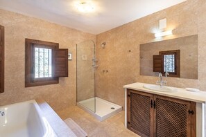 Bathtub, hair dryer, towels - Pet-Friendly 'Finca La Casa 1950' with Mountain View, Pool & Wi-Fi (Montefrío)