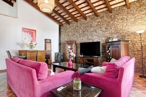 TV - Villa Elsa with Pool, Garden, Terrace & Wi-Fi (Conil de la Frontera)