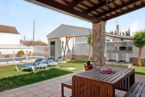 Outdoor dining - Villa Elsa with Pool, Garden, Terrace & Wi-Fi (Conil de la Frontera)