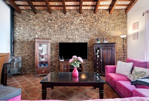 Villa Elsa with Pool, Garden, Terrace & Wi-Fi