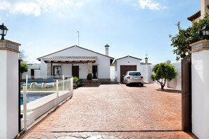 Exterior - Villa Elsa with Pool, Garden, Terrace & Wi-Fi (Conil de la Frontera)