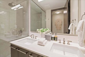 Regadera, secadora de cabello, toallas