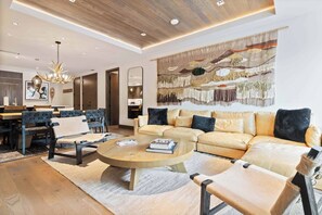 Una Smart TV, una chimenea