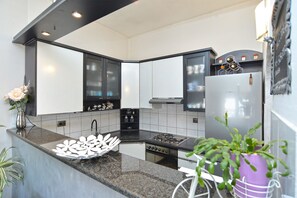 Een koelkast, een magnetron, een oven, een kookplaat