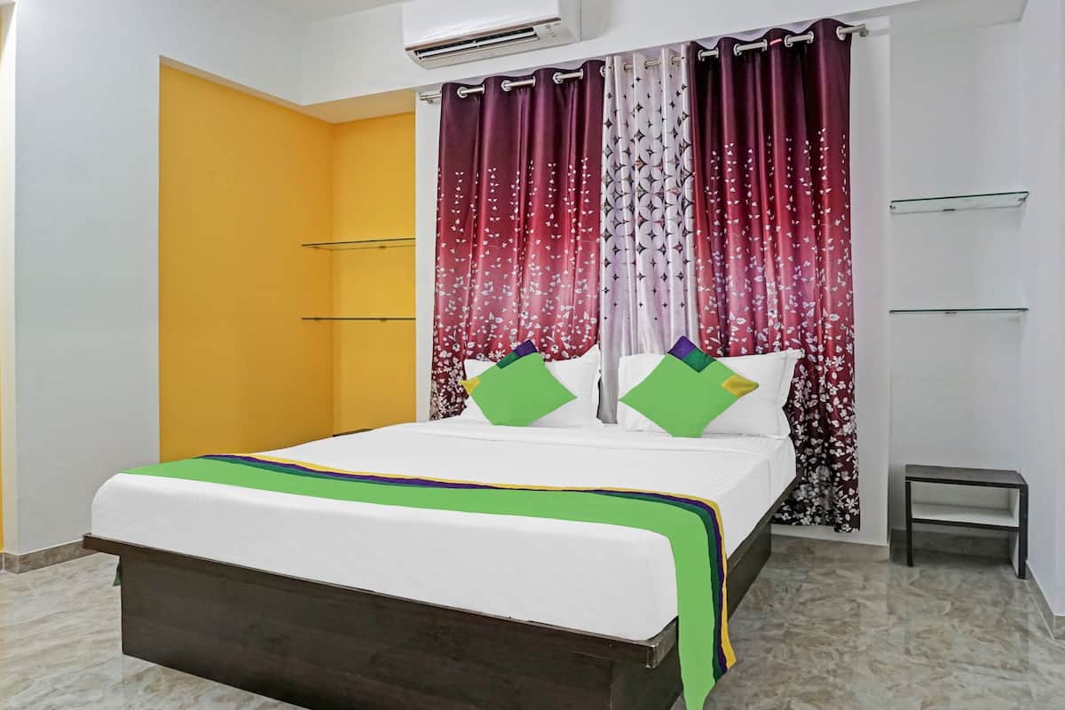 Standard Double Room | Desk, iron/ironing board