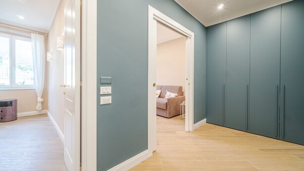A room with a light wooden floor, a door leading to another room, and a view of a couch in the background. - GuestHost - Comfortable 40 sqm apartment perfect for 4 guests is located in the heart of the most authentic Genoese historic center, a few steps from Piazza delle Vigne and the church of the same name with the beautiful bell tower that stands out over th (Genova)