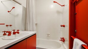 Combined shower/tub - Shamrock 8  - Mt Hotham (Hotham Heights)