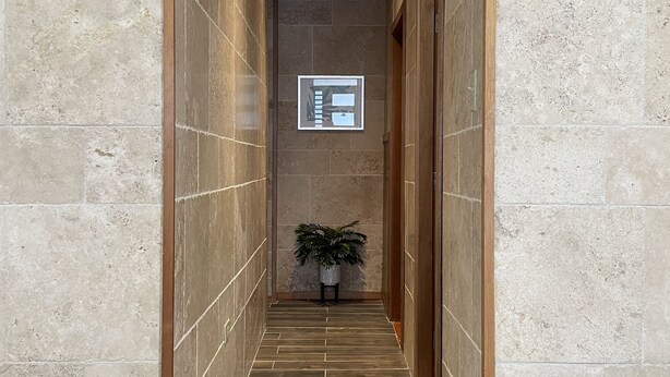 A hallway with a wooden ceiling, tiled walls, and a potted plant. - Casa Oceana Minutes to Seven Seas Beach + Bio Bay + Marinas (Fajardo)