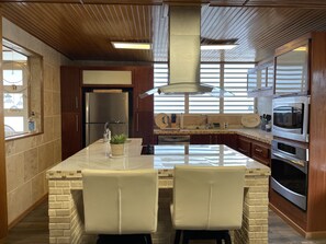 冷蔵庫、電子レンジ、オーブン、コンロ