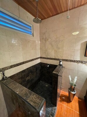 Badewanne, Whirlpool, Haartrockner, Bidet