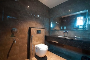 Chambre Deluxe | Salle de bain | Douche à « effet pluie », articles de toilette gratuits
