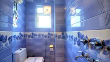Deluxe Room | Bathroom | Rainfall showerhead, free toiletries, towels, soap