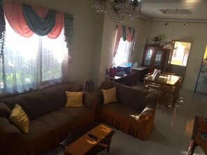 Smart TV - Affordable Tagaytay Home 400m away from the Malls and restaurants. (Tagaytay)