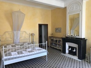 4 bedrooms, desk, iron/ironing board, travel crib