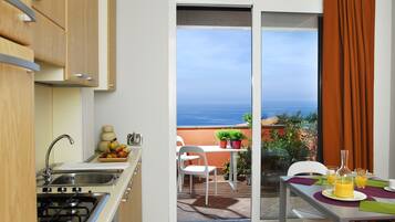 Kühlschrank, Ofen, Herdplatte, Kochgeschirr/Geschirr/Besteck