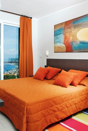 1 bedroom, bed sheets