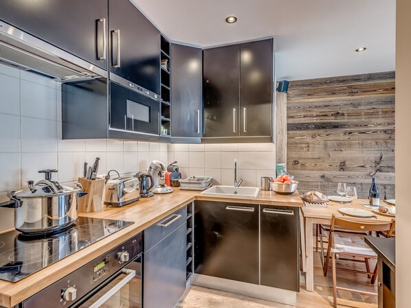 冰箱、微波炉、烤箱、炉灶